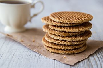 traditionaldutchstreetfoodstroopwafelswithcaramel1
